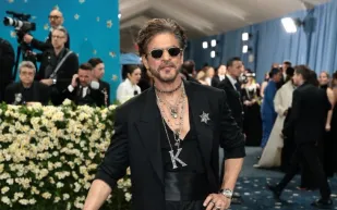 شاروخان يتألق في أول ظهور له على سجاد Met Gala