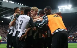 نيوكاسل يُشعل السباق على مقاعد دوري الأبطال (فيديو)