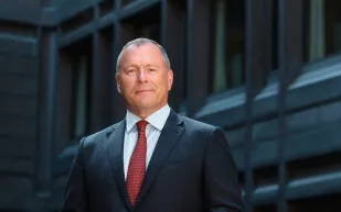 رئيس أكبر صندوق سيادي: الشركات التي تتأخر في تبني الذكاء الاصطناعي ستخسر مستقبلها