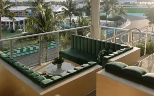 من جيف بيزوس إلى ترافيس كيلسي: نجوم العالم في نادي Palm Club الخاص خلال الفورمولا 1