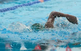 السباحة ليست للمتعة فقط.. هذا ما تفعله بعقلك وفق دراسات علمية