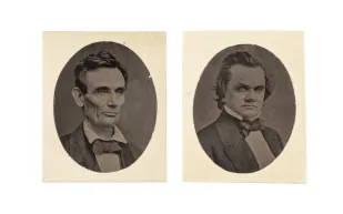 قفازات أبراهام لينكولن الملطخة بالدماء تُباع بـ1.5 مليون دولار في مزاد تاريخي