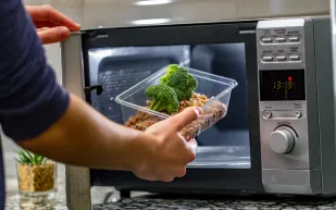 دراسة: البلاستيك المنزلي مرتبط  بوفاة مئات الآلاف  بأمراض القلب