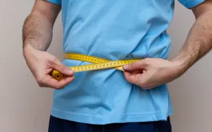 دراسة: دهون البطن تزيد خطر الإصابة بالصدفية 