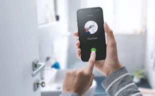 دراسة تحذر من استخدام الهواتف في الحمامات.. تعرف على الأسباب 