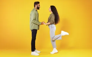 كيف يؤثر الانجذاب لشخص آخر على مشترياتك؟ دراسة تجيب