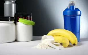 دراسة: مكملات العضلات قد تُضعف خصوبة الرجال