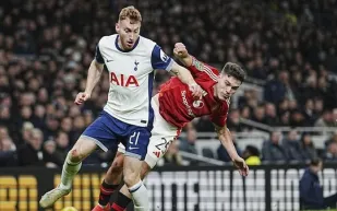 مانشستر يونايتد وتوتنهام يواصلان الانهيار في الدوري الإنجليزي قبل نهائي أوروبا