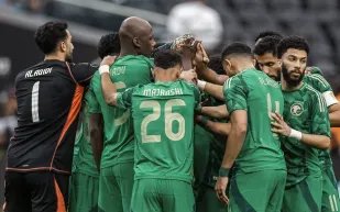 قُرعتان تشعلان خريطة الكرة السعودية: تأهب آسيوي ومواجهات في هونغ كونغ