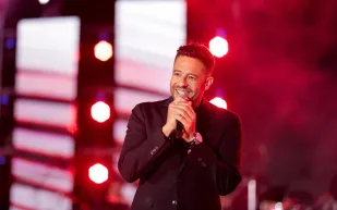 حفل بالأرقام القياسية.. محمد حماقي يُغني للمغرب بقميص المنتخب (فيديو)