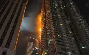 نيران ضخمة تلتهم ناطحة سحاب من 67 طابقًا في دبي (فيديو)