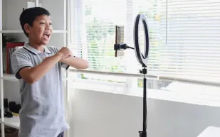 السمات الشخصية ترتبط برغبة المراهقين في العمل كمؤثرين.. دراسة 