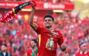 نجم ليفربول لويس دياز يحتفل بزفافه وسط النجوم (فيديو)