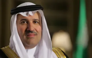 الأمير فيصل بن سلمان يتألق بالزي السعودي التقليدي في موكب Royal Ascot الملكي