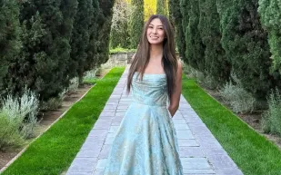 أصغر مليارديرة عصامية في العالم وانتزعت اللقب من تايلور سويفت.. من هي؟