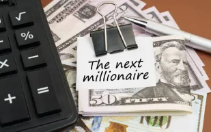 نصيحة ثمينة من مليونير بريطاني: هكذا تبدأ رحلة بناء الثروة!