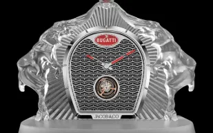 Bugatti تُجسّد 100 عام من تراثها في ساعة الطاولة Calandre 