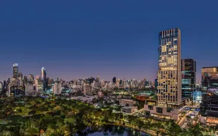 "The Ritz-Carlton, Bangkok" و "Vana Belle, Koh Samui" : أجنحة بين السحاب وشواطئ من حرير