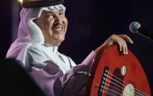 محمد عبده يشعل "الخبر أرينا".. ونجله يطرح أغنية من ألحانه (فيديو)