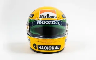 خوذة أيرتون سينا من سباق اليابان 1991 تُعرض في مزاد بباريس