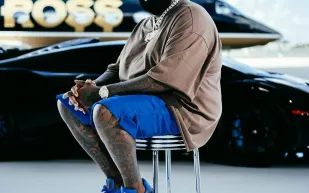 ريك روس يستعرض مئات السيارات النادرة في قصره بجورجيا (فيديو)