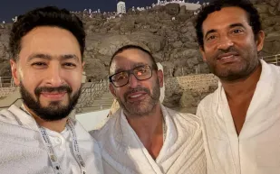 حمادة هلال يحتفل بأجواء الحج مع أحمد السقا وعمرو سعد ( صور)