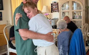 بلمسة يد وعناق صامت... ابنة بروس ويليس توثق لحظات حب مؤثرة مع والدها