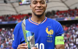 مبابي يستبعد محمد صلاح من جائزة الكرة الذهبية.. ويُعلن تصويته لهذا اللاعب