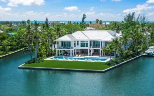 بأسلوب جزر الهند الغربية ويضم 4 مراسي يخوت.. طرح قصر "لونغ بوت كي" الفاخر للبيع