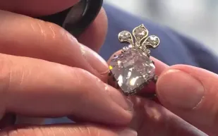 أيقونة تخطف الأنظار مجددًا.. ألماسة ملكية نادرة تُطرح للبيع في مزاد كريستيز