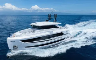 النسخة الأوروبية الأولى من يخت FD80 تُبحر نحو كان وموناكو في سبتمبر