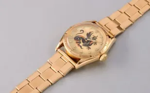 براد بيت يخطف الأنظار بساعة Patek Philippe نادرة بقيمة 200 ألف دولار