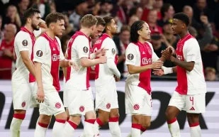 رسالة واتساب تنهي مستقبل 7 لاعبين في أياكس.. ماذا حدث؟ 