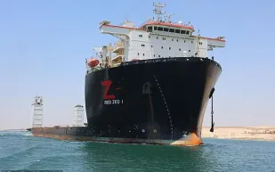 لحظات رعب في قناة السويس.. عمال يفرّون وسفينة تندفع نحو المرسى (فيديو) 