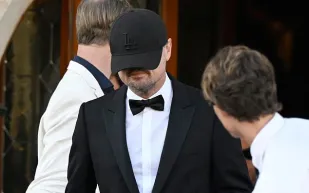 قبعة دي كابريو تسرق الأضواء في زفاف بيزوس