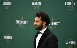 كيف احتفل ليفربول بعيد ميلاد الملك المصري محمد صلاح الـ33؟