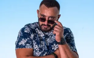 برسالة غامضة وزي الإحرام: أحمد السقا يثير وسائل التواصل