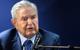 غياب مفاجئ لجورج سوروس عن حفل زفاف ابنه.. فما السر؟