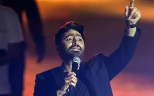  هل ارتبط تامر حسني بملكة جمال الكون؟  (فيديو)