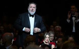 تكريم راسل كرو  في أرض الأساطير.. وحديث مؤثر  فوق منصة مهرجان البحر المتوسط