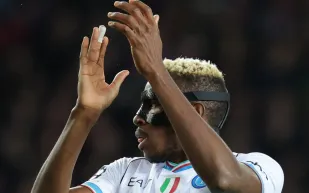 عرض مالي مرتفع لأوسيمين من الهلال.. والمهاجم النيجيري يدرس خياراته