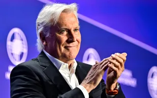 في صفقة بـ10 مليارات.. من خطف عرش لوس أنجلوس ليكرز من عائلة باس؟