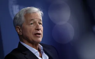 رئيس JPMorgan Chase يفاجئ الجميع بنصيحة غريبة لنجاح الأعمال!