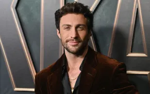 Saint Laurent تختار آرون تايلور-جونسون وجهًا لهوية خريف 2025 (فيديو)