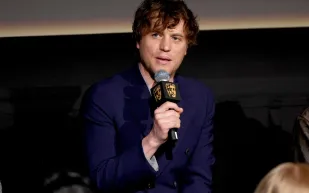 Johnny Flynn يدخل عالم هاري بوتر.. وآيزاكس يحذّر: لا تدعوه يغني!