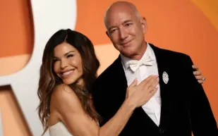 جيف بيزوس يتبرّع قبل الزفاف... من القلب أم محاولة لتهدئة الشارع؟ 