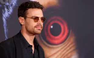 ثيو جيمس يشعل ميلانو بإطلالة دولتشي آند غابانا (فيديو)