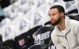 قميص ستيفن كاري الأسطوري النادر في مزاد ناري.. فما قصته؟ (فيديو) 