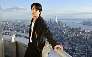 ظهور استثنائي لنجم BTS.. لحظات من أولى حفلات جولته المنفردة (فيديو)