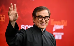 لفتة إنسانية من جاكي شان تشعل مواقع التواصل أثناء تصوير "أساطير كاراتيه كيد" (فيديو)